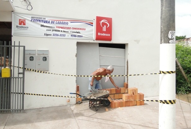 Banco contratou pedreiro para lacrar a porta da agência em Ladário (Foto: Pérola News)