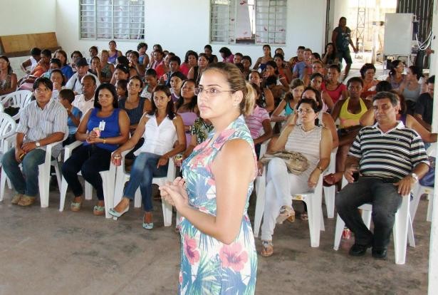 Coordenadora do Geração de Renda, Natalie de Oliveira, apresentou cursos de capacitação (Foto: Divulgação)