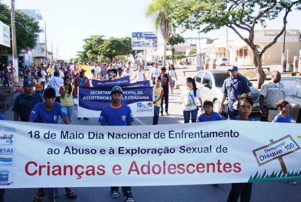 Caminhada que saiu de frente do Santuário Nossa Senhora dos Remédios, passou pela rua Riachuelo e percorreu a avenida 14 de Março até o Coreto Municipal
