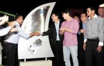 Prefeito Ruiter cumprimentando Logen ao lado de Paulo Duarte na inauguração da Praça do Sesi de Corumbá