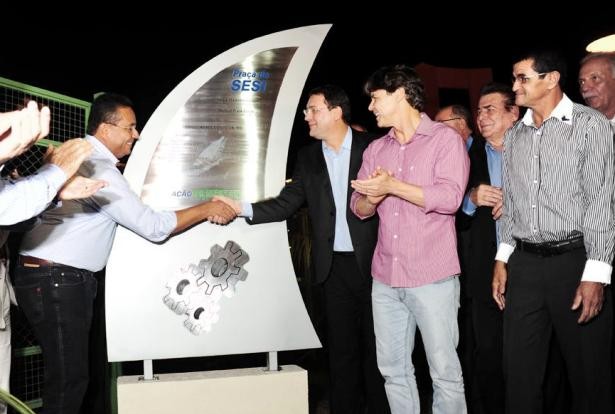 Prefeito Ruiter cumprimentando Logen ao lado de Paulo Duarte na inauguração da Praça do Sesi de Corumbá