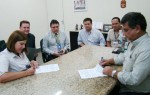Gerente do BB, Ana Lúcia Baldo, e o prefeito José Antonio assinaram contrato de prestação de serviço previdenciário (Foto: Divulgação)