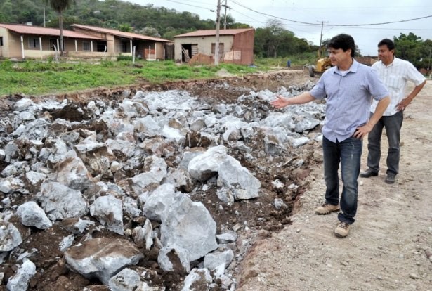 Na Monte Castelo, solo rochoso aumenta tempo de conclusão da obra (Foto: Marcos Boaventura)