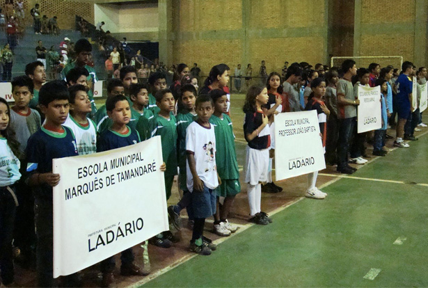 Competição de xadrez e damas entre alunos da Reme movimenta Clube