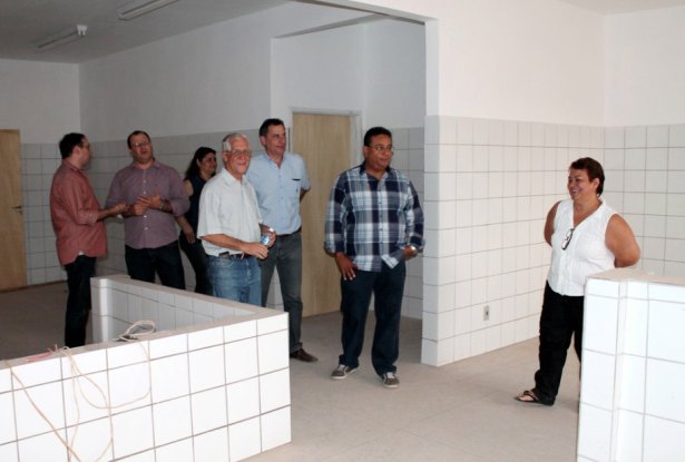 Prefeito visitou as obras da UPA no final da tarde de ontem (Foto: Kleverton Velasques)