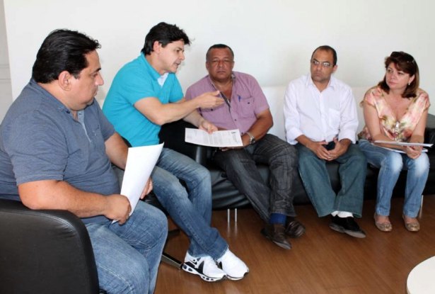 Paulo Duarte se reuniu com os vereadores para explicar os Projetos de Lei (Foto: Kleverton Velasques)